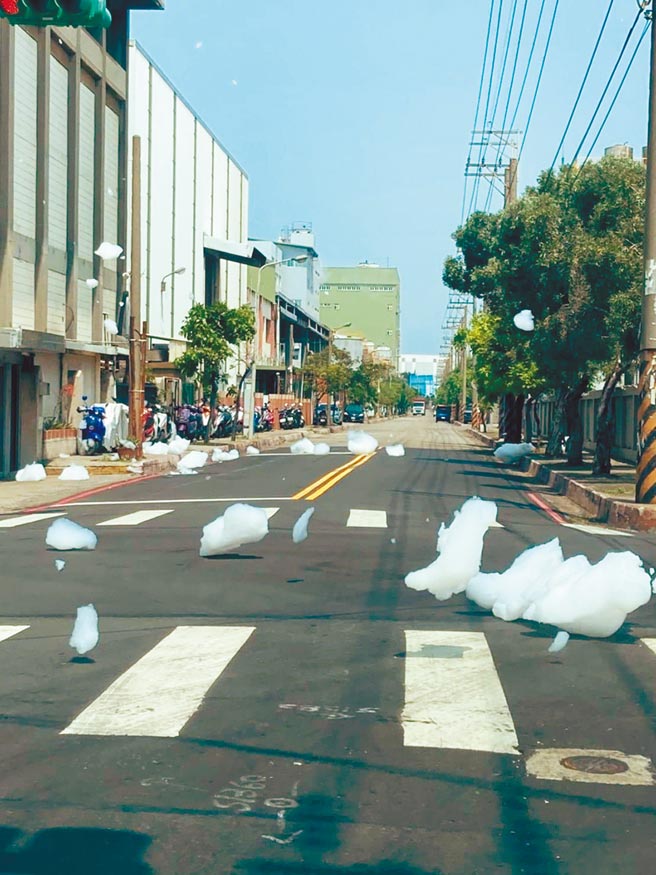 觀音工業區附近道路出現不明泡泡，讓路過民眾驚呼，桃園市環保局也立刻到場查看。（臉書社團桃園爆報提供／姜霏桃園傳真）