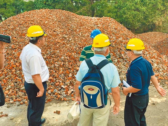 台中市环保局人员至营建混合物清除处理机构，进行採样分析。（环保局提供／林欣仪台中传真）