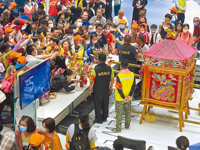 昌一汽車展間現場擠滿信眾，希望能膜拜白沙屯媽祖，得到媽祖的保佑。（吳建輝攝）