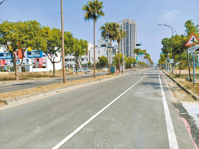 台南市善化區蓮潭里因鄰近南科發展快速，到處可見新建的透天厝和大樓。（張毓翎攝）