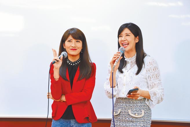 中天主播郑亦真（右）、李佩瑄昨到校园分享播报经验。（中天电视提供）