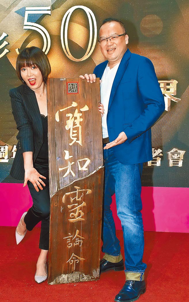 苗可麗（左）與明金城昨回憶過往，對話逗趣。（華視提供）