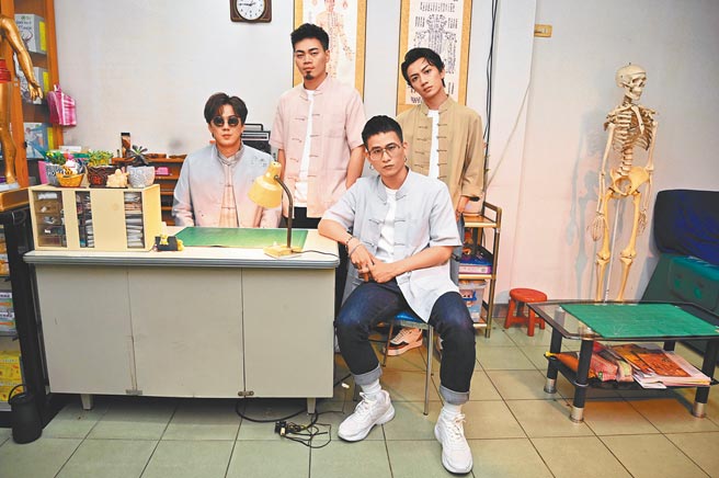 蕭煌奇（左起）新歌力邀茄子蛋阿任、阿斌、阿德合作，金曲搭檔打造經典。（環球音樂提供）