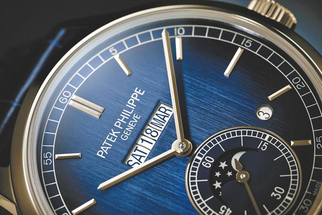 百达翡丽Ref.5236P-001并列显示万年历腕表，星期、日期、月份全都并列在单一显示窗，化繁为简，379万5000元。（百达翡丽提供）