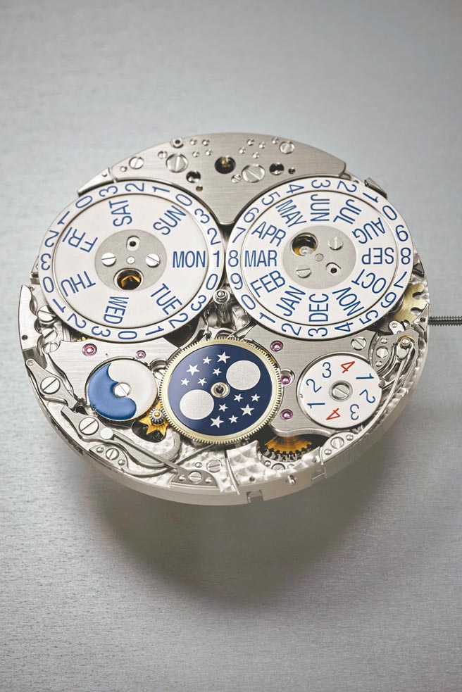 百达翡丽Ref.5236P-001并列显示万年历腕表搭载Cal 31-260 PS QL超薄机芯，功能复杂却极简超薄。（百达翡丽提供）