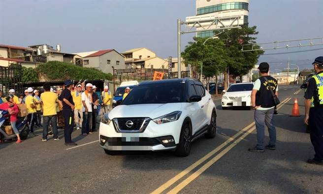 白河警维护现场秩序及疏导交通，六合社神坛遶境当天全程平和。（白河警分局提供／张毓翎台南传真）