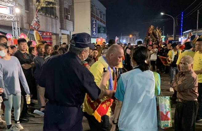 白河警维护现场秩序及疏导交通，六合社神坛遶境当天全程平和。（白河警分局提供／张毓翎台南传真）
