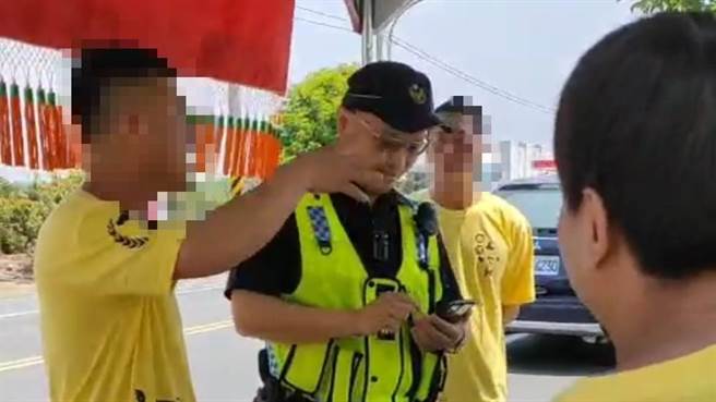 白河警维护现场秩序及疏导交通，六合社神坛遶境当天全程平和。（白河警分局提供／张毓翎台南传真）