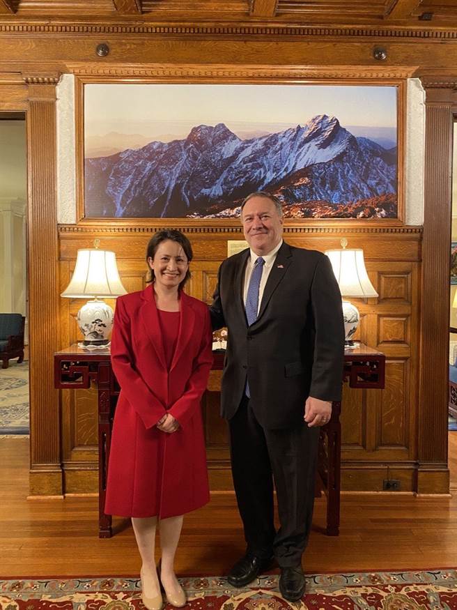 美國前國務卿蓬佩奧4月1日刊出自己與駐美代表蕭美琴的合照，稱兩人於前一天見面，相談甚歡。（圖／翻攝自推特）