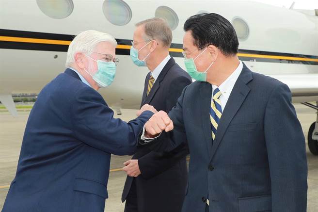 身为美国总统拜登好友的前参议员陶德（左1）14日抵台后，与前往迎接的外交部部长吴钊燮（右1）相互击肘致意。（外交部提供）