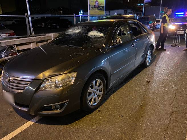 黑色轎車，前擋、後擋風玻璃及4面車窗都被砸爛。(熱心民眾提供)