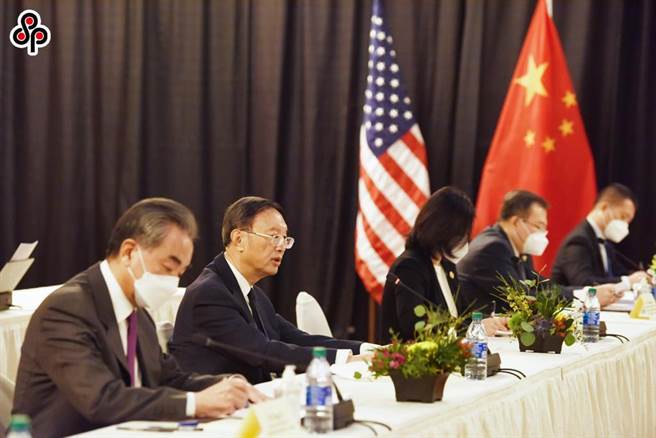 美报告提出应对中俄专制威胁策略，建议拜登制定国家民主战略。图为2021年3月118日，中共中央外事工作委员会办公室主任杨洁篪（左二）在安克拉治与美国国务卿等人举行中美高层战略对话开场白阐明中方立场。（中新社）