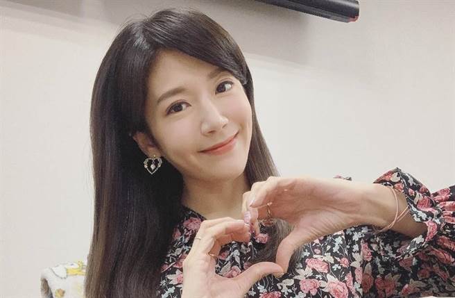 郑亦真过去因边吃汉堡、边播报新闻爆红，她还因此被网封为「汉堡姐姐」。（图／取材自新闻主播 郑亦真脸书）