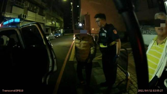 警方到场确认他为失踪人口，遂协助联繫家属助他返家。（警方提供）