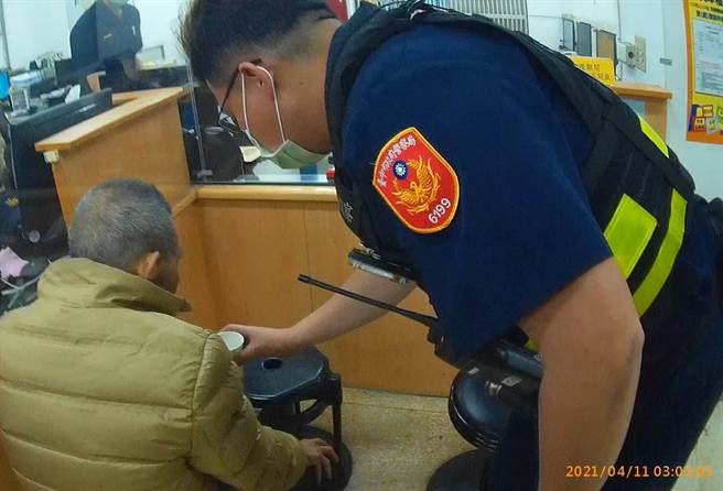 警方遂将老翁载回派出所休息。（警方提供）
