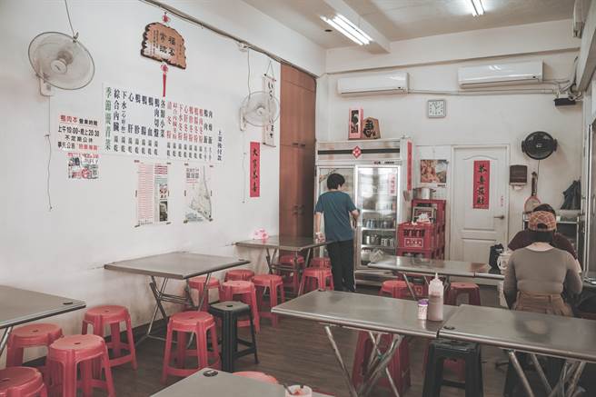 不少业者会因应外国人，准备双语菜单，不过近日有网友发现，一家小吃店业者菜单翻译，令外国人也不解大笑。（图／示意图，达志影像）