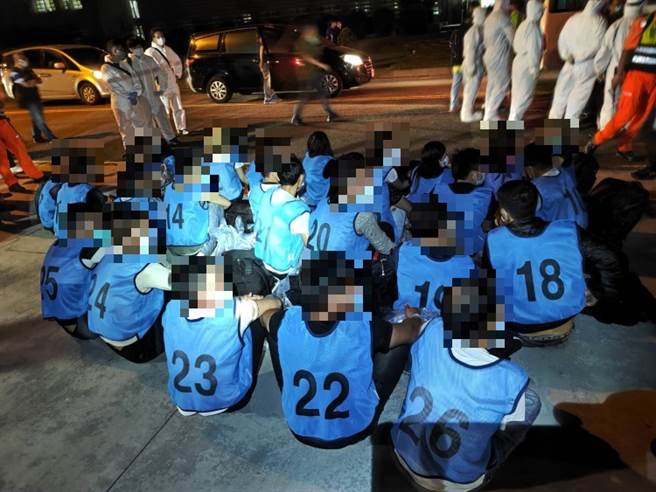 人蛇渔船载26名越南偷渡客企图抢滩，在高雄外海遭到拦截逮捕。(海巡署提供)