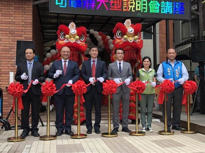 （图说：康和证券南崁分公司重新改装盛大开幕，康和证券总经理邱荣澄(左三)与立委郑运鹏(右三)连袂剪彩。图／康和证券提供）
