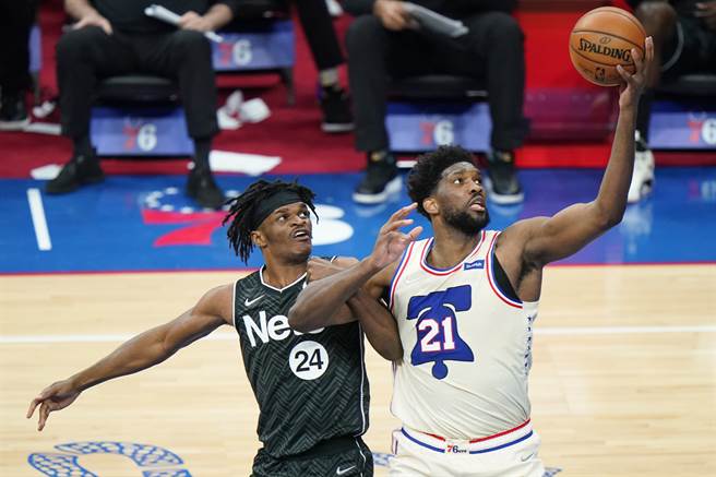 七六人中锋恩比德（右）连续两场比赛得分超过35分。（美联社）