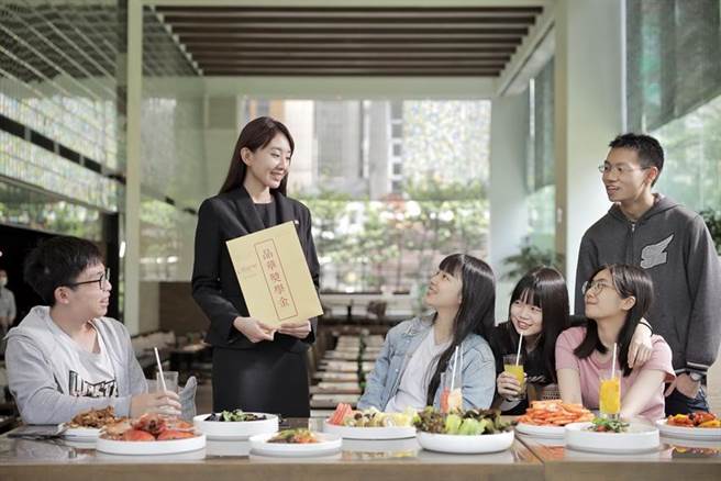 （抢毕业季谢师商机，台北晶华酒店颁发「谢师奖学金」 ，并邀请师生体验敞篷巴士KTV。图／台北晶华酒店提供）
