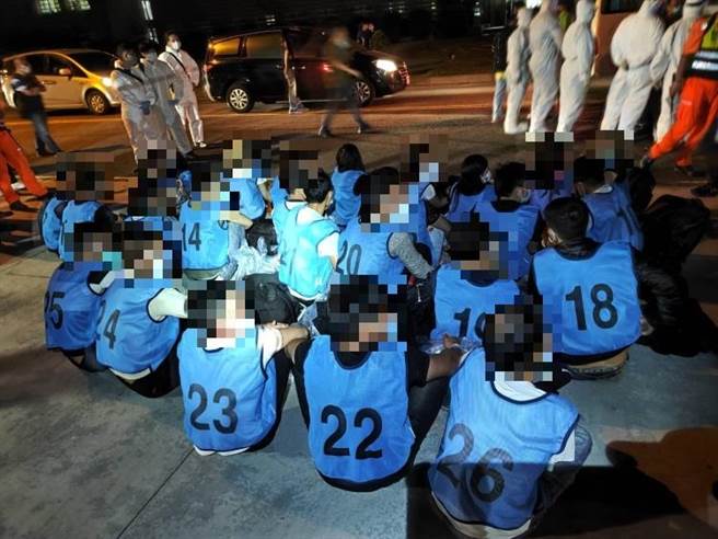 海巡署高雄查缉队在高雄外海约7浬处逮捕一艘渔船，载运9女17男共26名越南籍偷渡犯。（海巡署高雄查缉队提供／林瑞益高雄传真）