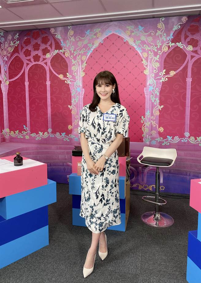 中天主播张若妤旧衣新剪，没人发现这件洋装经过她巧手改造。(图/中天新闻台提供)