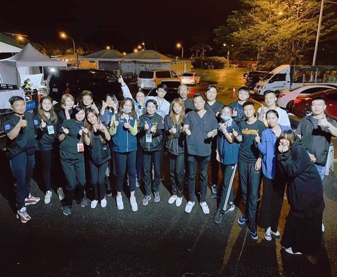 不眠不休13天，修復49名太鲁阁号罹难者遗体，76行者团队大合照宣布：完成任务。（照片来源：《76行者遗体美容修復团队》脸书）