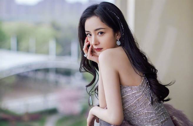 楊冪告白心裡有個人，她已愛了16年。(翻攝自嘉行楊冪工作室微博)