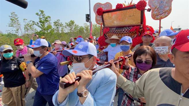 大甲妈祖回銮銮轿抵达明道大学，受到师生热情列队欢迎。（谢琼云摄）