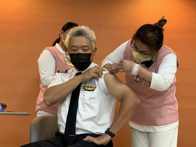 长荣资深训练督导徐玮锽日前施打完疫苗除了发冷、盗汗外并无任何不适，也鼓励其他机组员施打疫苗。（姜霏摄）