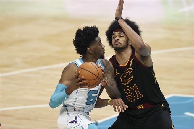 骑士队中锋杰瑞特艾伦（右）因为脑震盪休兵8场，今天归队贡献，着对中断2连败。（美联社）