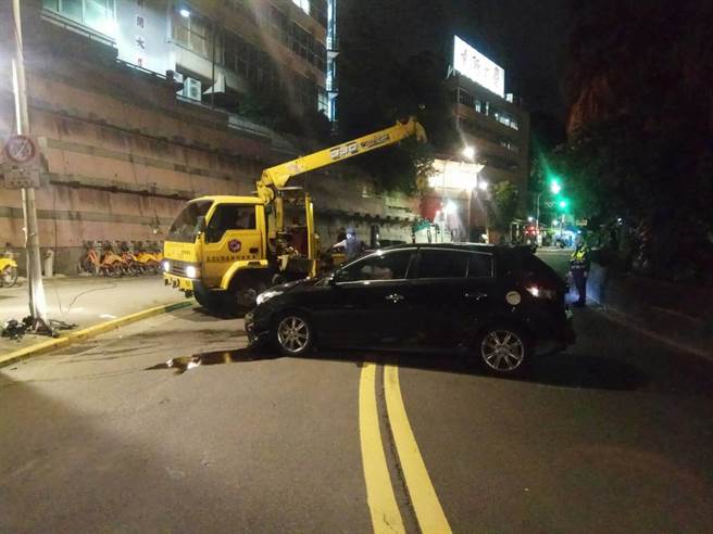 男子在世新大学附近酒驾撞上电线杆。（警方提供，文：陈鸿伟）