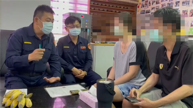 张女的父母接到警方通知，立刻赶到派出所感谢员警并接回爱女。(柯宗纬翻摄)