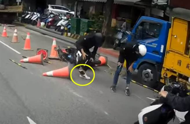 兩人摔車後痛苦爬起，其中一人還掉了一隻鞋。（截自YouTube影片）