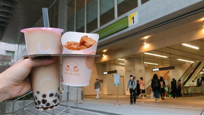 （继光香香鸡X Tplus茶加联名店进驻中捷市政站，成为全台第二店！图／业者提供）
