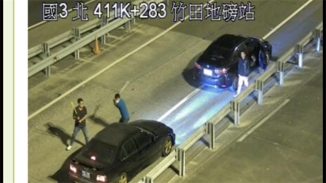 疑殯葬債務糾紛，3惡煞持棒棍國道上開打攔人砸車。（民眾提供／謝佳潾屏東傳真）