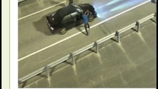 疑殯葬債務糾紛，3惡煞持棒棍國道上開打攔人砸車。（民眾提供／謝佳潾屏東傳真）