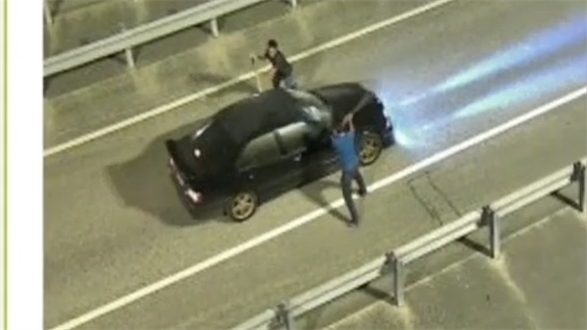 疑殯葬債務糾紛，3惡煞持棒棍國道上開打攔人砸車。（民眾提供／謝佳潾屏東傳真）