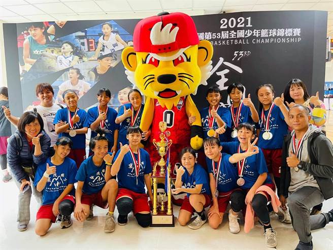 台东县金峰乡宾茂国小女篮夺得今年全国少年篮球锦标赛女子MINI组亚军。（宾茂国小提供／蔡旻妤台东传真）