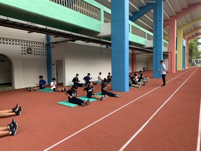 云林县政府这次为了举办110年全中运，特地在斗南田径场增设风雨式暖身pu跑道、户外室内投掷场。(陈计宪教练提供)