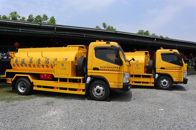 環保署補助台南市政府600萬元購置2輛沼液沼渣集運輸車。（張毓翎攝）
