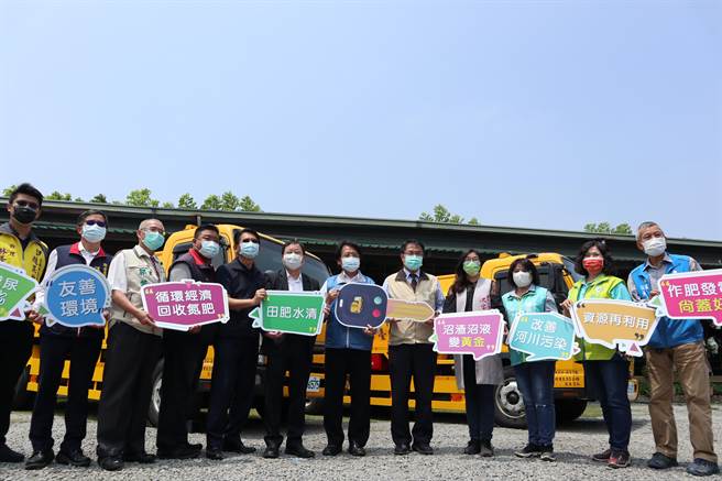 環保署副署長蔡鴻德（右六）將2車鑰匙交給台南市長黃偉哲（右五）。（張毓翎攝）