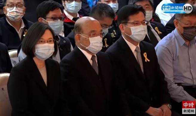 蔡英文（左起）、苏贞昌、林佳龙出席太鲁阁号事故联合追思公祭。（取自中时新闻网直播）