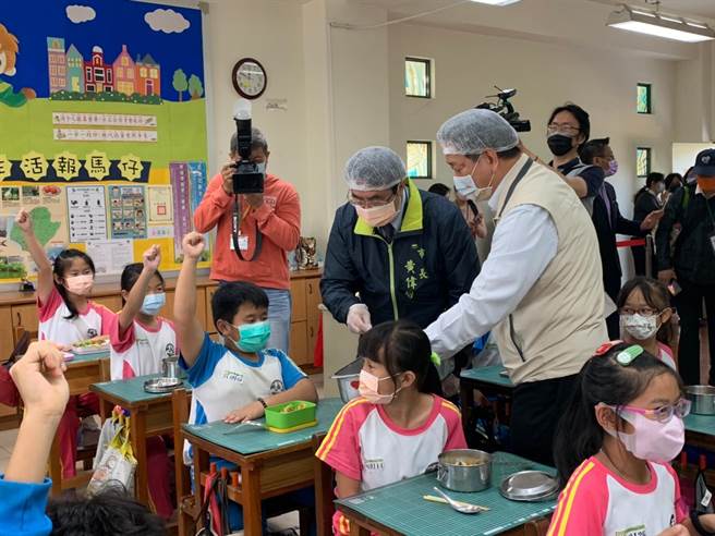 台南市長黃偉哲視察學童營養午餐的菜色狀況。（曹婷婷攝）