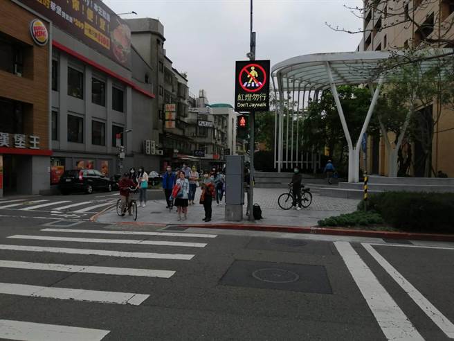 北市利用AI辨识抓行人闯红灯，试办结果成效不错。（交通局提供／黄婉婷台北传真）