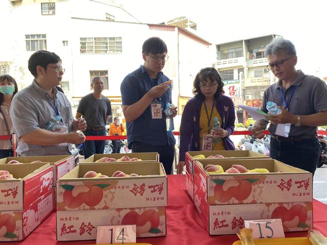 今年太平农会首度办理水蜜桃评鑑，鼓励农友良性竞赛，交流栽培技术与心得。（张妍溱摄）