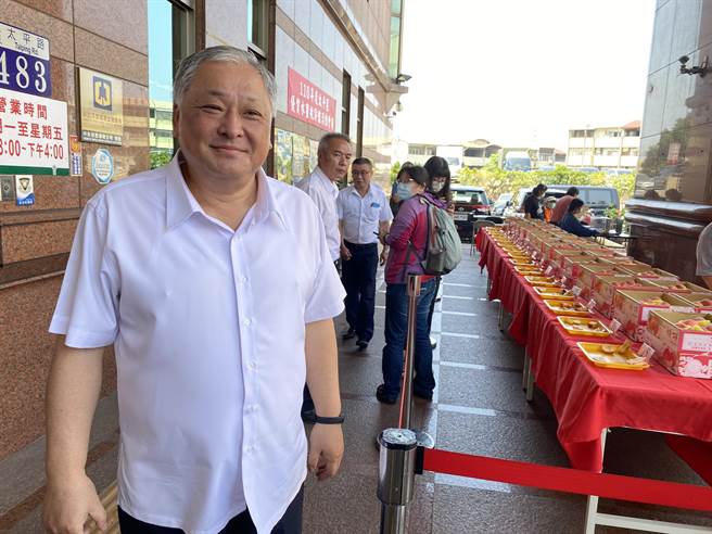 太平农会总干事余文钦表示，红铃属热带品种，适合种植在海拔300至500公尺的区域，口感不输高山水蜜桃。（张妍溱摄）