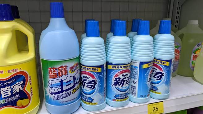 屏东某国中传出有2名女学生的水瓶，先后疑似遭人掺入漂白水。图为卖场漂白水，与新闻无关。（潘建志摄）