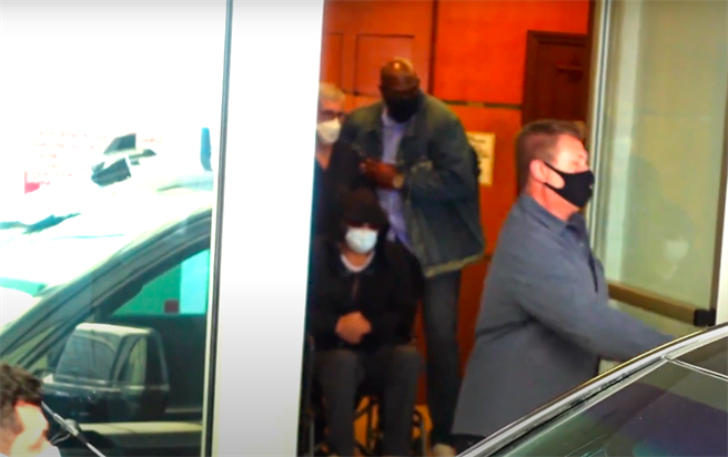 布莱德彼特被狗仔捕捉到坐轮椅画面。（摘自Youtube）