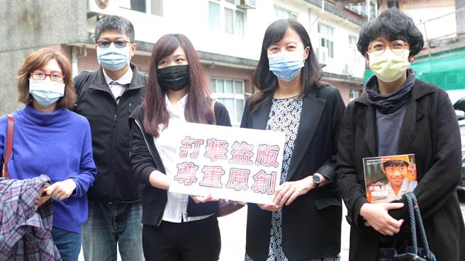 公视代总经理徐秋华（右２）率节目部经理于蓓华（右1）及法务、行销部门人员至刑事警察局电信侦查大队 就公视、myVideo出品《天桥上的魔术师》遭严重盗版进行报案。（公视提供）